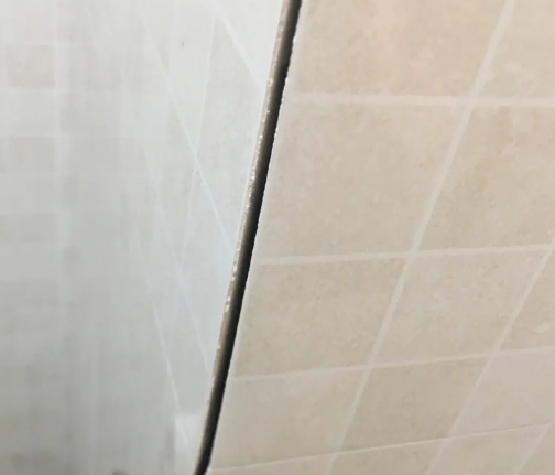 德惠瓷砖空鼓维修公司分享阳台瓷砖脱落的修复过程可以分为以下几个步骤