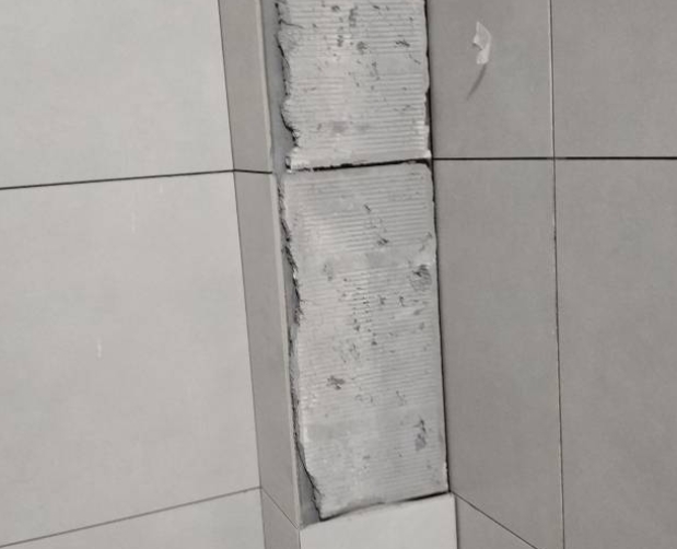 德惠瓷砖空鼓维修公司分享下瓷砖施工前基层浇水润湿程度不足，可能导致以下问题