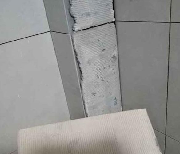 德惠瓷砖空鼓维修公司分享下厨房瓷砖脱落的补救措施。